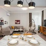 Bright & Sunny Stylish Apt With 2Bdr And 2Bth