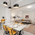 Bright & Sunny Stylish Apt With 2Bdr And 2Bth
