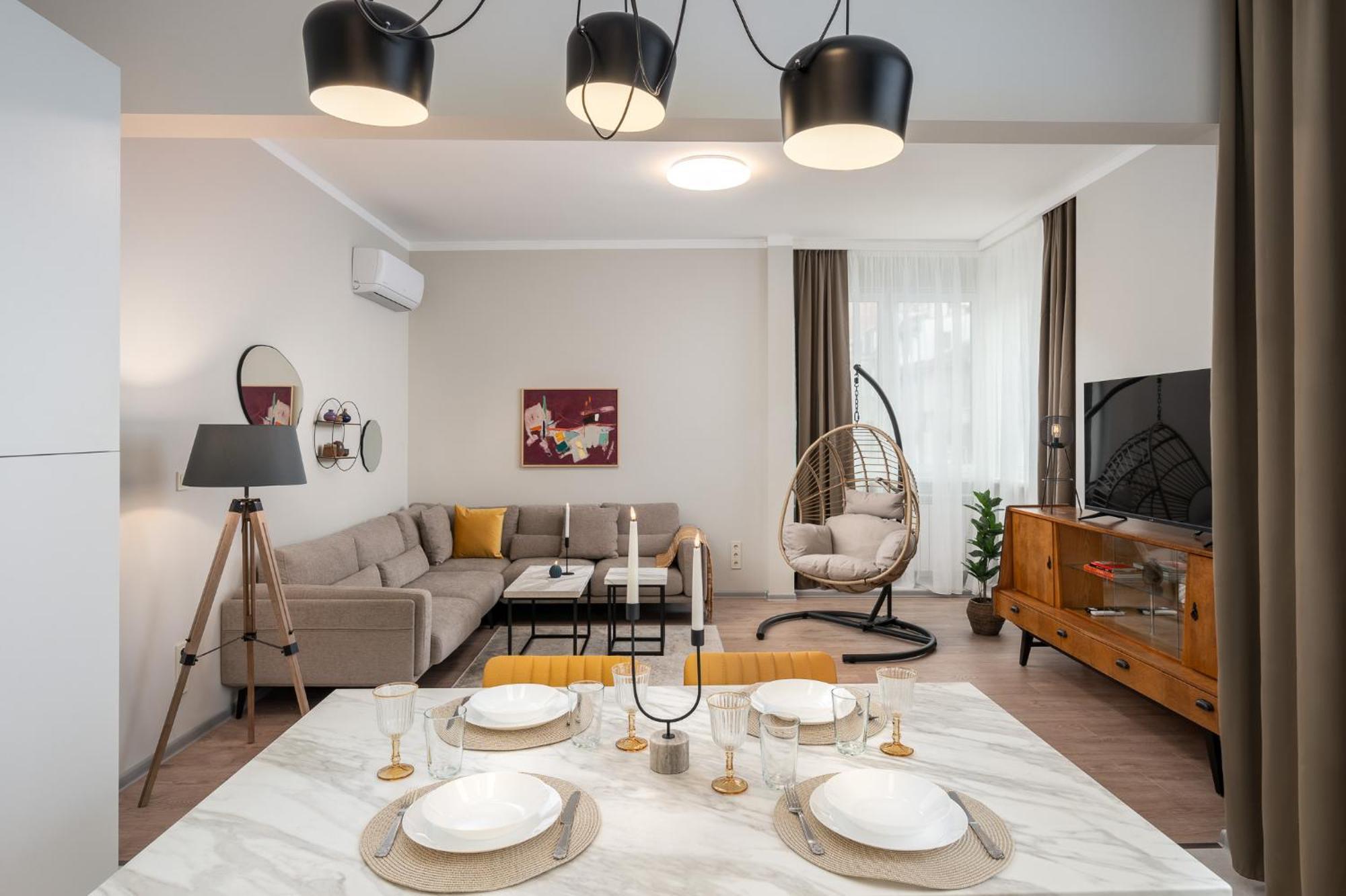 Apartment Bright & Sunny Stylish With 2bdr And 2bth *