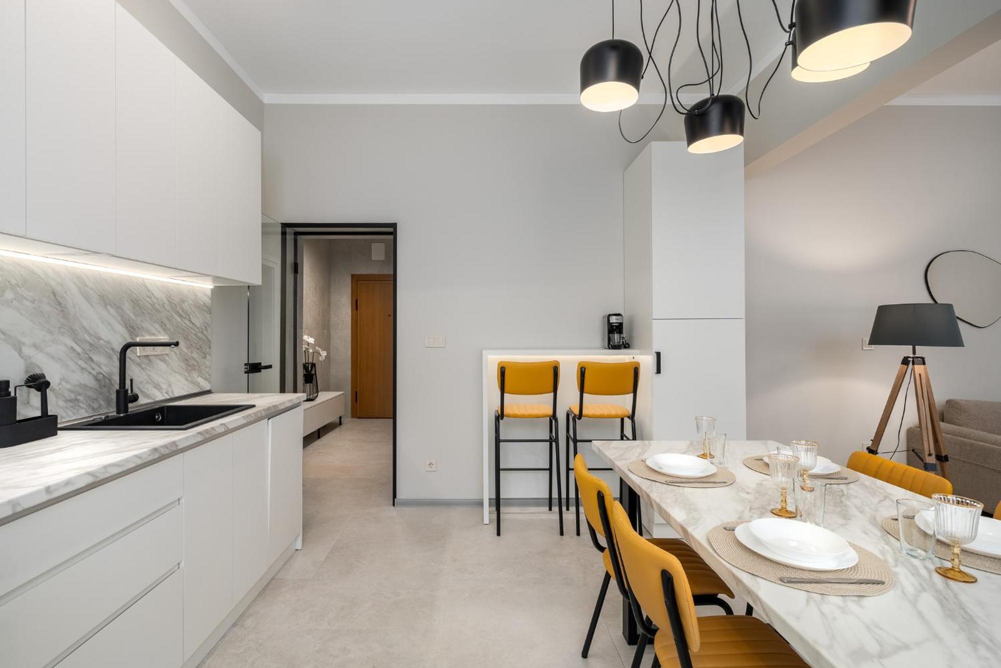 Bright & Sunny Stylish With 2bdr And 2bth Apartment