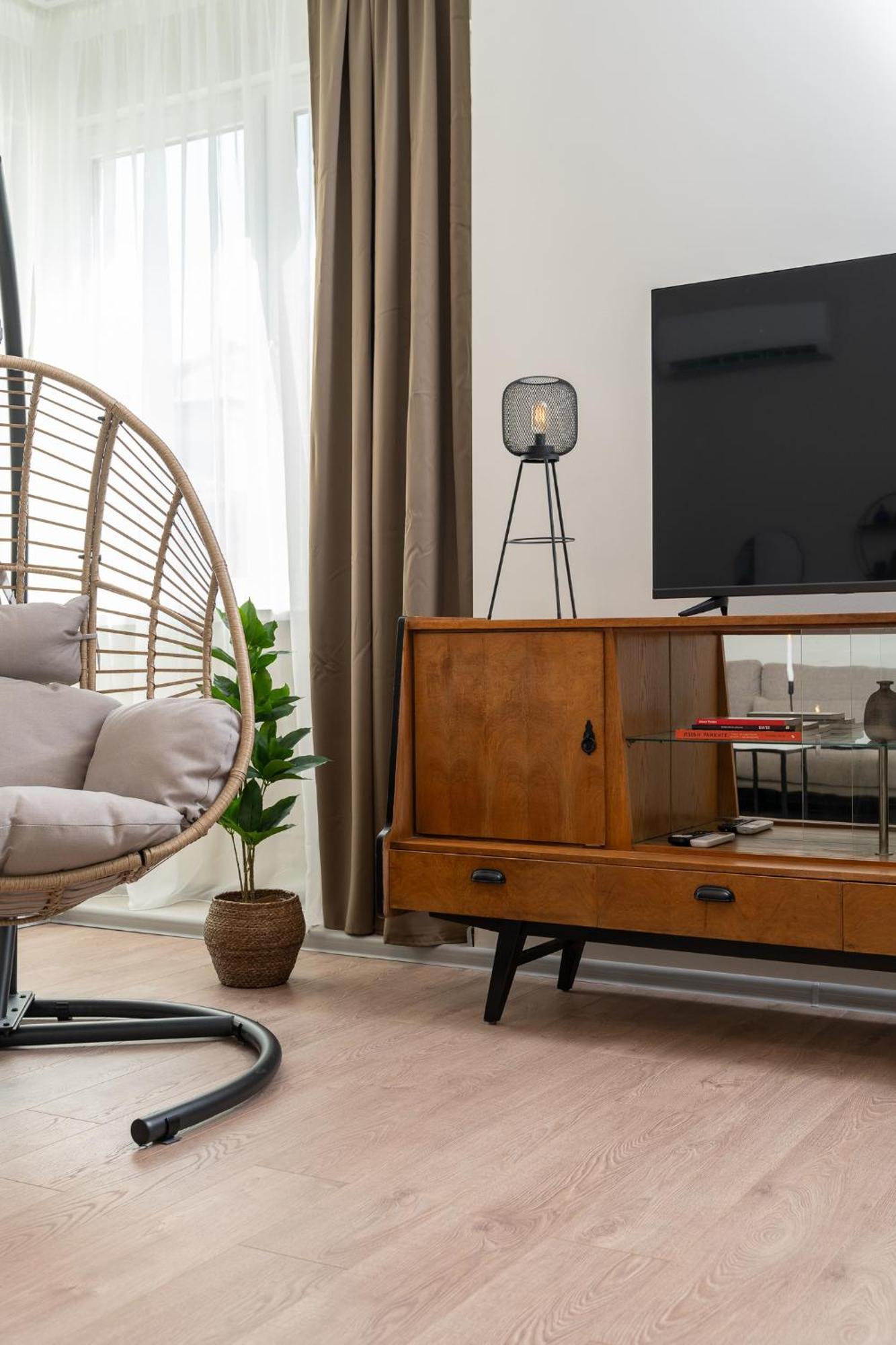 Apartment Bright & Sunny Stylish With 2bdr And 2bth